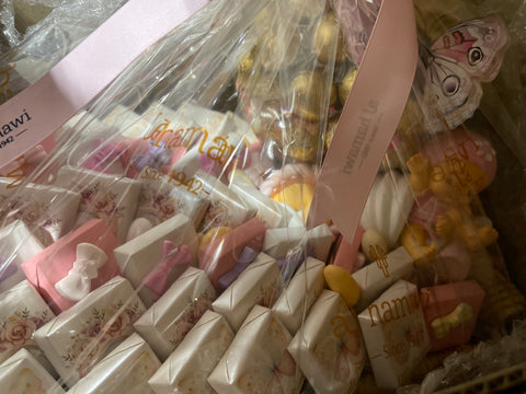 Basket gift chocolate 1.95kg (Baby Girl)