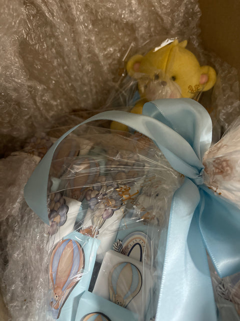 Basket gift chocolate 1 kg (Baby Boy)